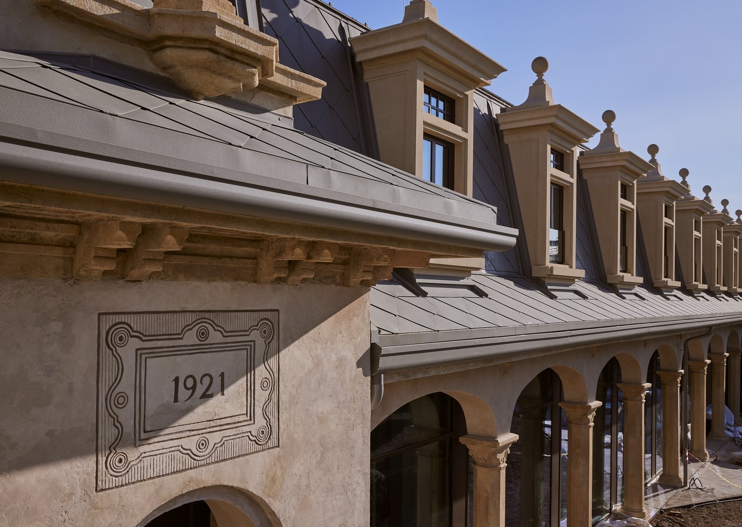 Elegante edificio con abbaini e dettagli del 1921, che mette in mostra il design architettonico.