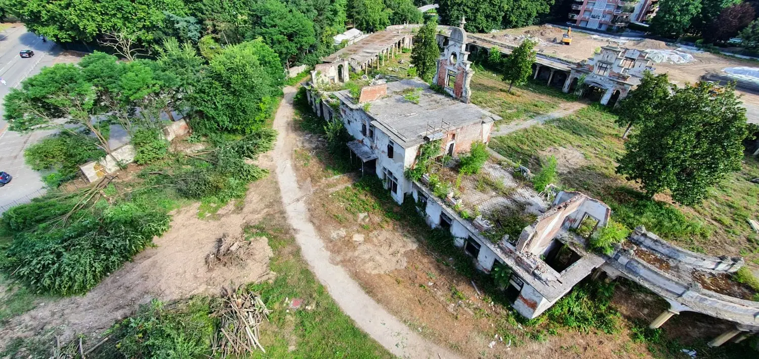 Vista aerea di un edificio storico fatiscente in fase di ristrutturazione. Reinventare un punto di riferimento.