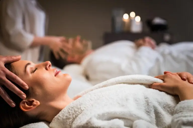 Coppia che si rilassa durante un trattamento benessere presso la spa De Montel, dove riceve massaggi alla testa e al viso.