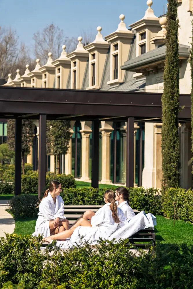 Tre donne si rilassano in accappatoi bianchi presso la spa De Montel Terme Milano.